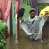 Seorang warga selamatkan baju bergambar Prabowo ditengah banjir di Bogor. (Foto: SS Video)