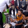 Petugas UPTD Metrologi Cimahi saat Melakukan Pengecekan Guna Memastikan Takaran BBM Sesuai/Firman Satria/Jabar Ekspres/