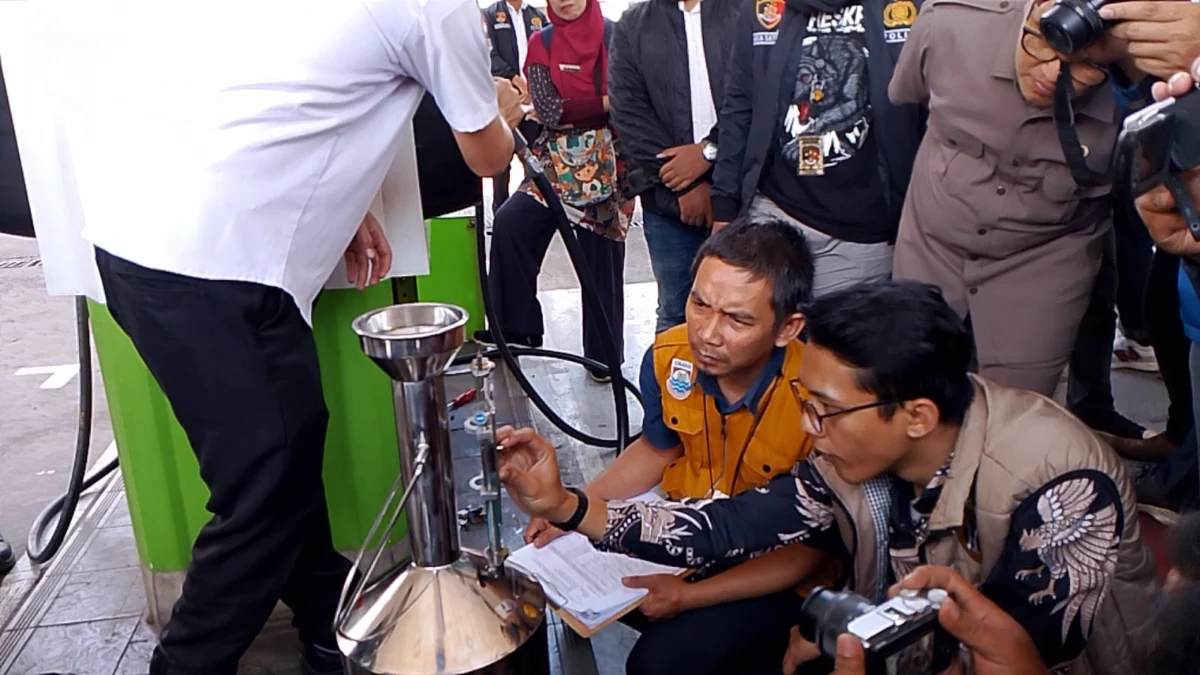 Petugas UPTD Metrologi Cimahi saat Melakukan Pengecekan Guna Memastikan Takaran BBM Sesuai/Firman Satria/Jabar Ekspres/