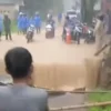 Jembatan penghubung Citeureup-Sukamakmur Bogor amblas/Foto: Istimewa/