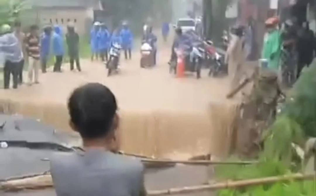 Jembatan Penghubung Citeureup- Sukamakmur Amblas, Pengendara Tak Bisa Melintas Jembatan penghubung Citeureup-Sukamakmur Bogor amblas/Foto: Istimewa/