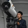 Pengamat mengamati hilal 1446 H di gedung Fakultas Kedokteran Kampus Universitas Islam Bandung (Unisba), Kota Bandung, Jum'at (28/2). Foto: Dimas Rachmatsyah / Jabar Ekspres