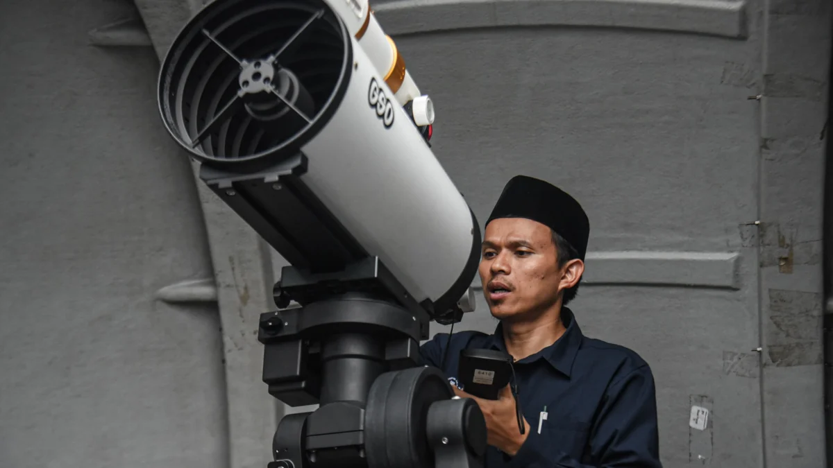 Pengamat mengamati hilal 1446 H di gedung Fakultas Kedokteran Kampus Universitas Islam Bandung (Unisba), Kota Bandung, Jum'at (28/2). Foto: Dimas Rachmatsyah / Jabar Ekspres
