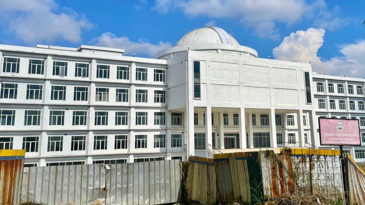 Gedung DPRD baru di Jalan Raya Cijamil-Cisarua, Desa Cilame, Kecamatan Ngamprah. Dok Jabar Ekspres/Suwitno