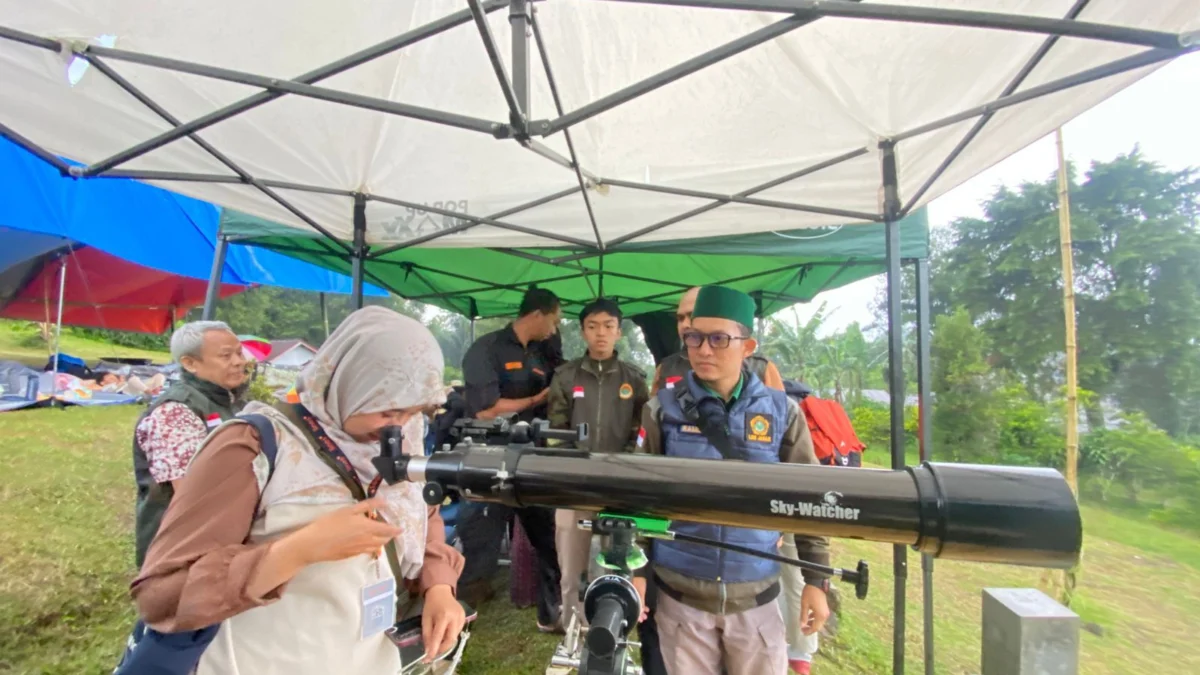 Tim Observatorium Bosscha saat mengamati hilal menggunakan dua teleskop di Observatorium Bosscha, Kecamatan Lembang, Bandung Barat. Jumat (28/2). Dok istimewa