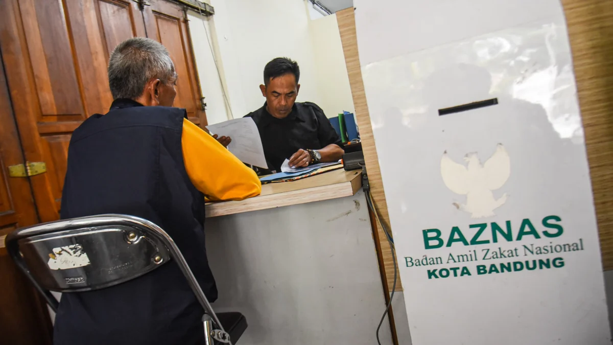 Warga berkonsultasi dengan petugas Baznas di konter layanan program di Kantor Baznas Kota Bandung,Jum'at (28/2). Foto: Dimas Rachmatsyah / Jabar Ekspres
