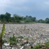 Sungai Citarum di kawasan Oxbow Cicukang, Kampung Cicukang, Desa Mekar Rahayu, Kecamatan Margaasih, Kabupaten Bandung kembali dipenuhi sampah pada Jumat (28/2/2025). Foto Agi