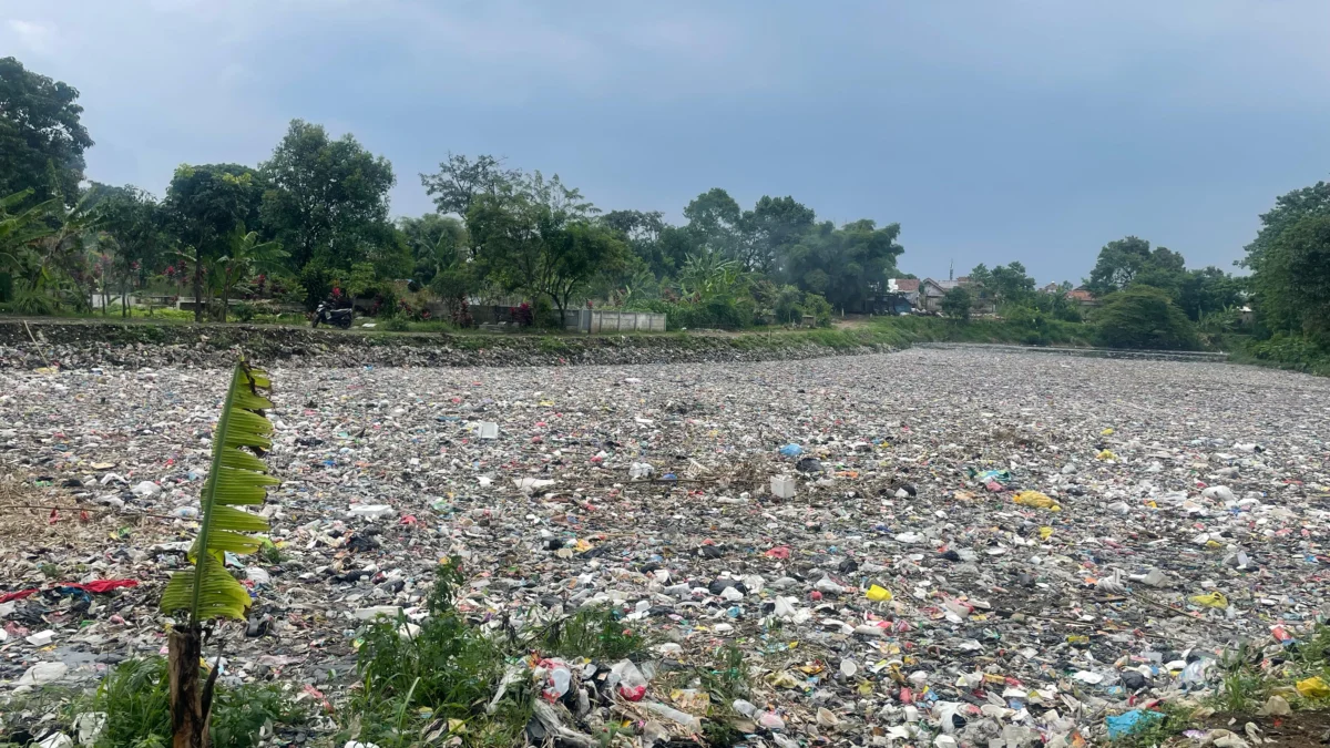 Sungai Citarum di kawasan Oxbow Cicukang, Kampung Cicukang, Desa Mekar Rahayu, Kecamatan Margaasih, Kabupaten Bandung kembali dipenuhi sampah pada Jumat (28/2/2025). Foto Agi
