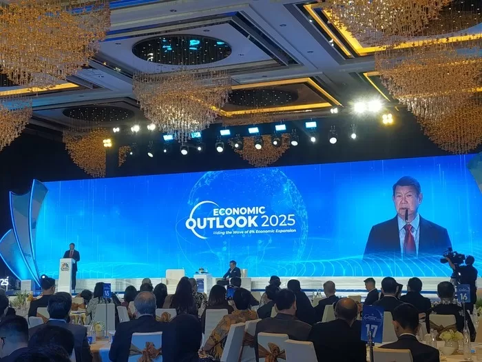 Program 3 Juta Rumah Siap Dieksekusi Investor Asing Utusan Presiden, Hashim Djojohadikusumo dalam acara Economic Outlook 2025 di The West In Hotel, Jakarta Selatan, Rabu (26/2). (foto/JawaPos)