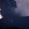 Erupsi Gunung Marapi pada 14 Januari menyemburkan lava pijar. (foto/ANTARA)