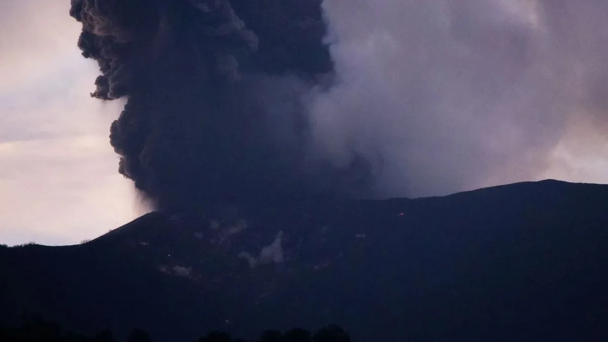 PVMBG Naikan Status Gunung Marapi ke Level Siaga Erupsi Gunung Marapi pada 14 Januari menyemburkan lava pijar. (foto/ANTARA)
