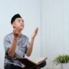 Ilustrasi mengamalkan doa Nabi Muhammad dalam kehidupan sehari-hari