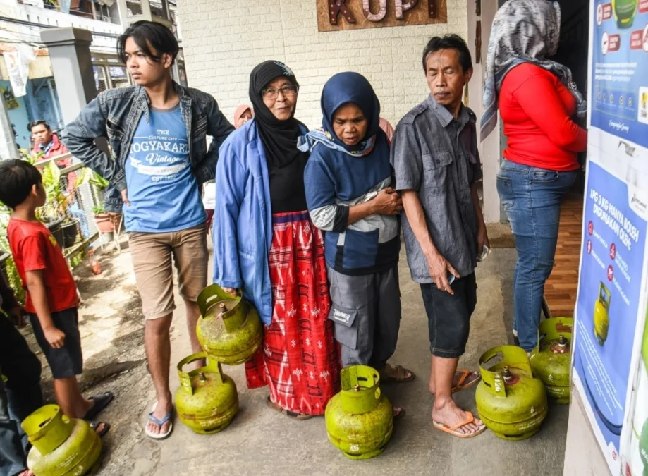 LINK Beli Gas LPG 3 Kg Tanpa Antre, Cari Pangkalan Terdekat Warga mengantre sambil membawa tabung gas elpiji 3 kg kosong di salah satu pangkalan elpiji di kawasan Jalan Suryani, Kota Bandung, Senin (3/1). Foto: Dimas Rachmatsyah / Jabar Ekspres