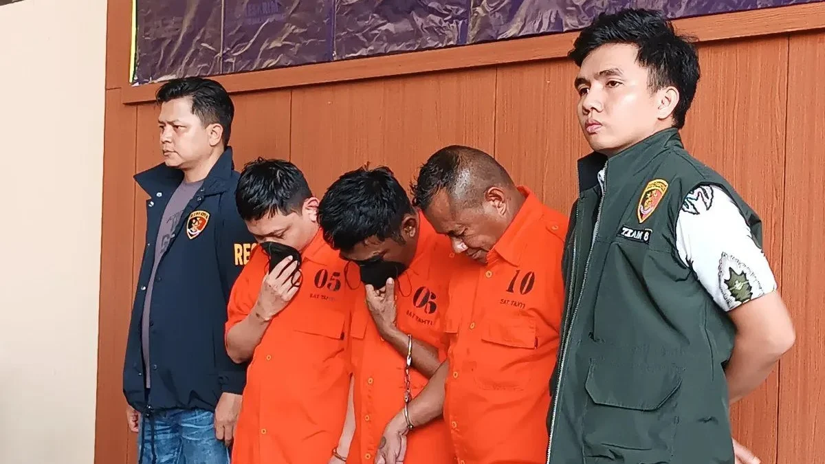 3 Pegawai KPK Gadungan, Polisi Ungkap Peran Pelaku Diduga Memeras Tiga tampang pegawai KPK gadungan saat dihadirkan di konferensi pers di Jakarta, Jumat (7/2/2025). (foto/ANTARA)