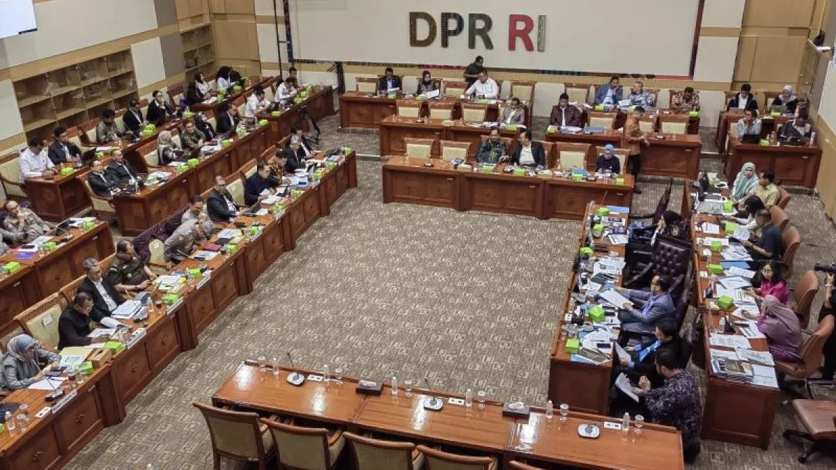 Rapat kerja Komisi III DPR RI bersama seluruh mitra kerja di kompleks parlemen, Senayan, Jakarta, Rabu (12/2/2025