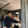 Tunjukan Komitmen Kembangkan Fasilitas Publik, Tim PKM Unla Desain Interior Kantor Desa Cimenyan