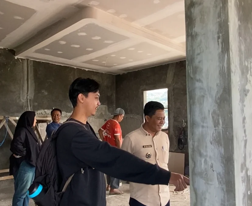 Tunjukan Komitmen Kembangkan Fasilitas Publik, Tim PKM Unla Desain Interior Kantor Desa Cimenyan