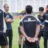 Pelatih timnas U-20 Indra Sjafri saat memimpin latihan di Stadion Madya Gelora Bung Karno, Jakarta, Rabu (5/2/2025). (foto/ANTARA)
