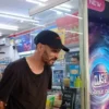 seorang WNA diamankan usai terbukti mencuri di 5 minimarket. (foto/ANTARA)