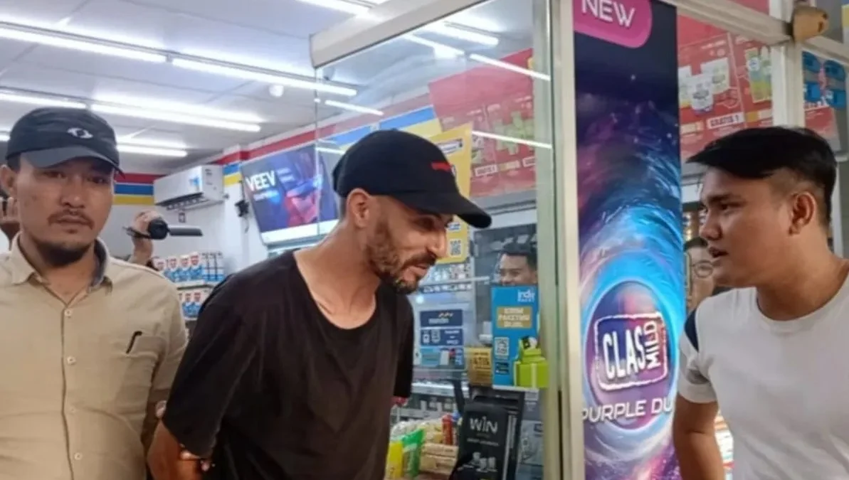 seorang WNA diamankan usai terbukti mencuri di 5 minimarket. (foto/ANTARA)