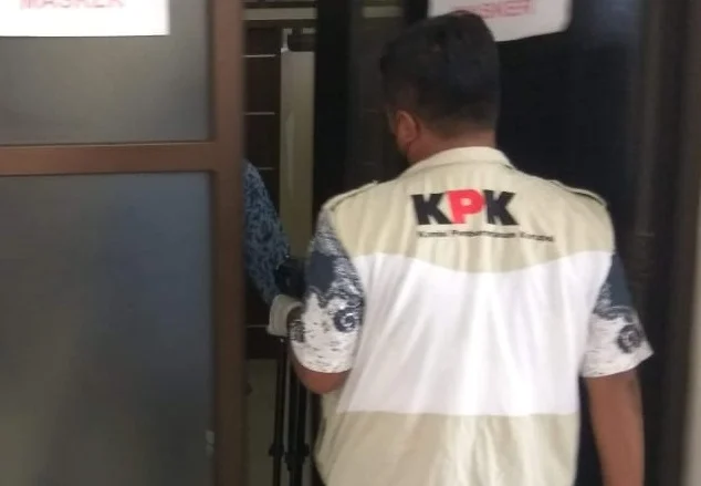 Kantor Asuransi Jasa Raharja Bandung di Geledah KPK! Kantor Asuransi Jasa Raharja Putera Cabang Bandung digeledah oleh Komisi Pemberantasan Korupsi ( KPK ) pada Jumat, (7022025).