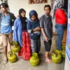 Kebijakan Kementerian ESDM yang  melarang penjualan Gas elpiji 3 Kg di pengecer dan harus beli langsung ke pangkalan dapat kecaman masyarakat.
