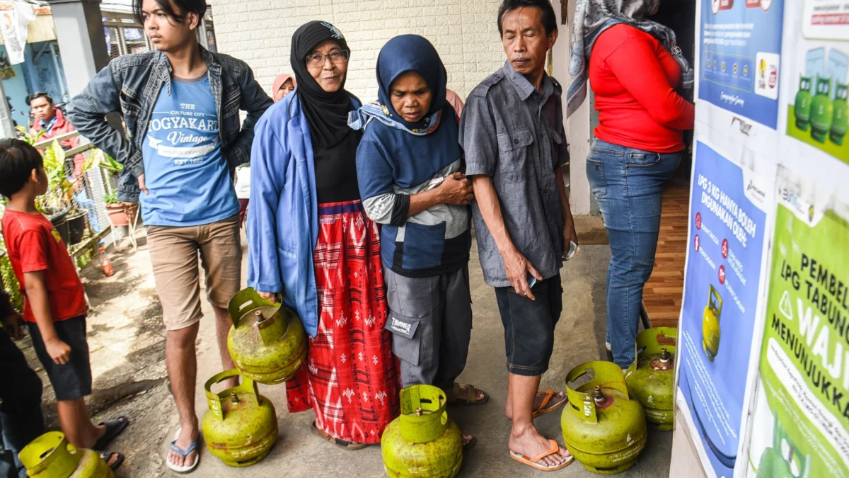 Kebijakan Pembelian Gas Elpiji 3 Kg di Pangkalan, Bikin Rakyat Susah! Kebijakan Kementerian ESDM yang melarang penjualan Gas elpiji 3 Kg di pengecer dan harus beli langsung ke pangkalan dapat kecaman masyarakat.