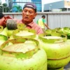Kebijakan penjualan gas elpiji 3 Kg dengan membeli langsung ke agen atau pangkalan resmi pertamina membuat antrean panjang dari warga.
