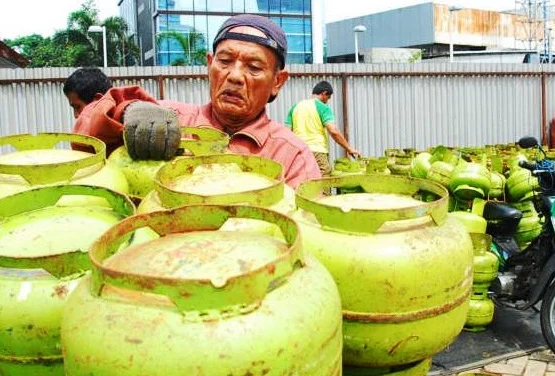 Kebijakan penjualan gas elpiji 3 Kg dengan membeli langsung ke agen atau pangkalan resmi pertamina membuat antrean panjang dari warga.