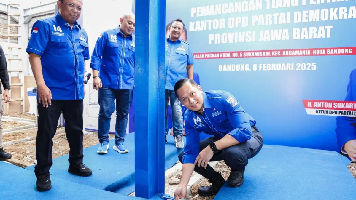 Demokrat Jawa Barat Segera Punya Kantor Baru Sekaligus Bentuk Dukungan ke AHY Jadi Ketua Umum Kembali Ketua Umum Partai Demokrat Agus Harimurti Yudhoyono ( AHY ) bersama Jawa Barat Anton Sukartono Suratto bersama jajaran resmikan kantor baru