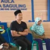 Mak Inong, nenek berusia 90 tahun harus menelan kesedihan setelah dana bansos yang selama ini diberikan telah dicairkan oleh orang lain.