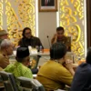 Masalah tunggakan ijazah SMASMK sekolah swasta masih berlanjut dengan menggelar audensi antara FKSS dan Disdik yang di mediasi DPRD Jabar