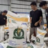 Masyarakat kurang mampu sepertinya harus ngelus dada. Sebab, bantuan beras yang sudah dijanjikan oleh pemerintahan Prabowo Subianto