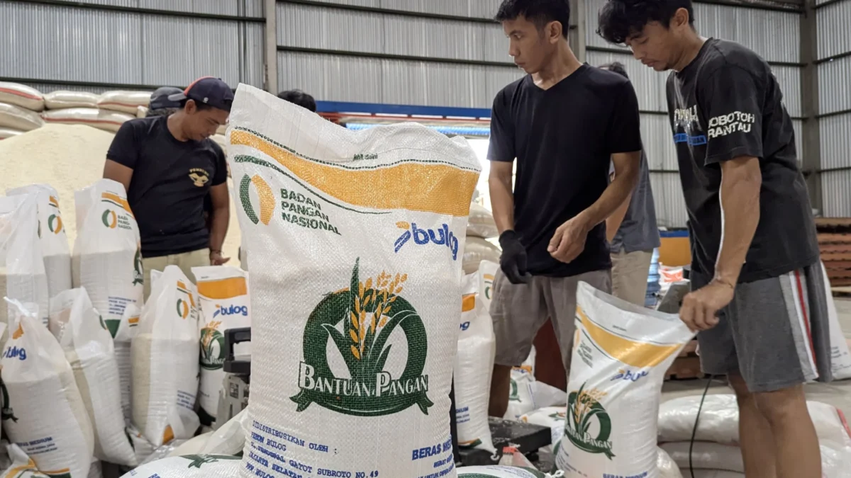 Masyarakat kurang mampu sepertinya harus ngelus dada. Sebab, bantuan beras yang sudah dijanjikan oleh pemerintahan Prabowo Subianto