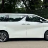 Mobil dinas menteri dengan Plat Nomer RI 24 tertangkap kamera warga sedang menerobos jalur Transjakarta atau Busway.