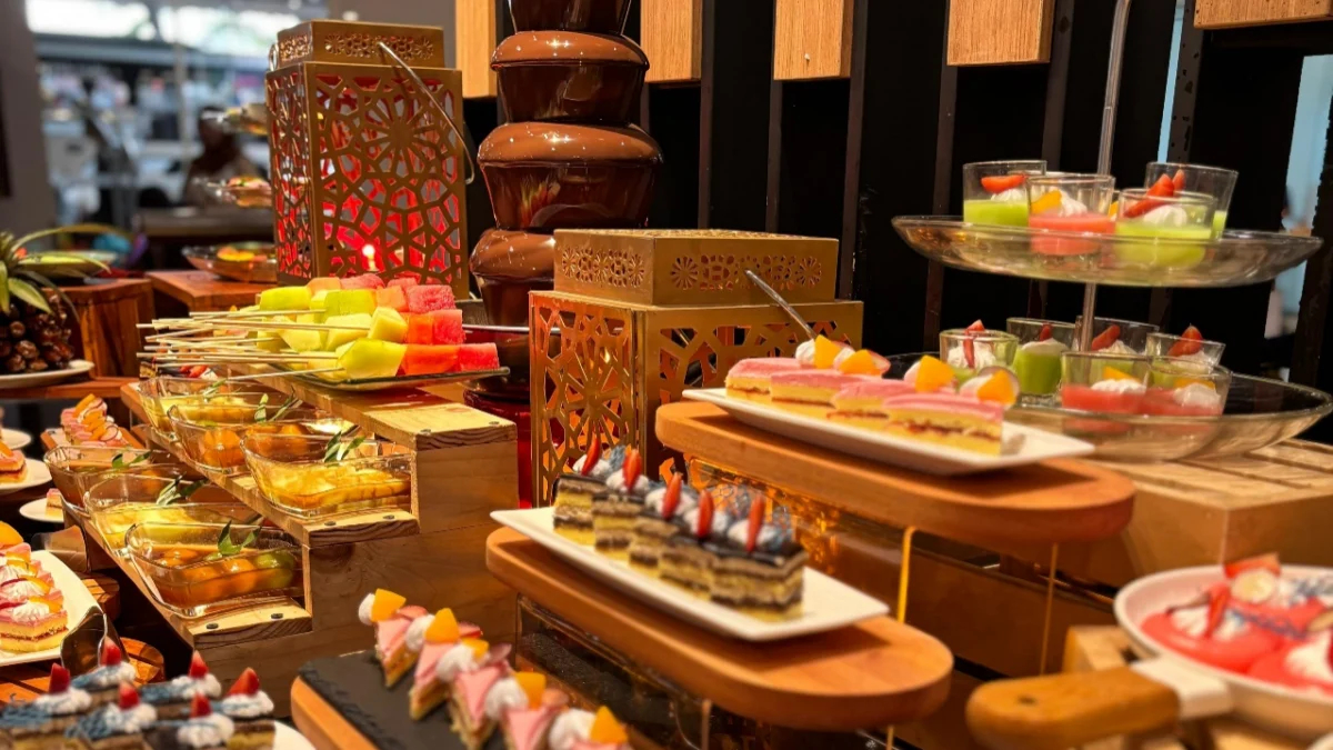 Dalam rangka menyambut bulan suci Ramadhan, ibis Bandung Pasteur dengan bangga meluncurkan paket iftar spesial bertema “Colorful Ramadhan”. Menawarkan pengalaman berbuka puasa yang kaya rasa dan beragam pilihan menu, paket iftar ini hadir dengan harga menarik yang dapat dinikmati oleh seluruh tamu. Paket iftar “Colorful Ramadhan” menawarkan lebih dari 77 pilihan menu yang menggugah selera, mencakup sajian dari berbagai budaya, mulai dari menu Asia, Western, hingga menu tradisional yang telah dimodernisasi. Setiap hari, para tamu dapat menikmati hidangan baru dalam tujuh siklus yang berbeda, memastikan bahwa setiap iftar adalah pengalaman yang unik dan penuh warna. Untuk memberikan penawaran yang lebih menarik, ibis Bandung Pasteur menawarkan harga early bird sebesar IDR 117.777/net/pax untuk pemesanan yang dilakukan pada periode 4 hingga 28 Februari 2025. Setelah periode early bird, harga normal akan berlaku yaitu IDR 147.777/net/pax. Tidak hanya itu, sebagai promo spesial Ramadhan, ibis Bandung Pasteur juga menghadirkan Buy 10, Get 1 Free yang memungkinkan tamu untuk menikmati paket ini dengan lebih hemat. “Kami ingin memberikan pengalaman Ramadhan yang istimewa dan penuh kebersamaan melalui berbagai pilihan menu yang dapat dinikmati bersama keluarga, teman, dan kolega. Tema Colorful Ramadhan kami harap dapat menghadirkan keberagaman rasa yang menggugah selera, serta semangat kebersamaan di setiap momen berbuka puasa,” menurut Ika Florentina, General Manager ibis Bandung Pasteur Nadia Belaska, Assistant Marcom Manager ibis Bandung Pasteur, juga menambahkan, “Ramadhan adalah waktu yang sangat istimewa bagi kami, dan kami ingin memastikan bahwa tamu kami merasakan kenyamanan dan kehangatan dalam setiap hidangan yang kami sajikan. Tema Colorful Ramadhan ini juga menggambarkan semangat kebersamaan dan keberagaman yang menjadi inti dari perayaan Ramadhan. Dengan lebih dari 70 menu berbeda, kami berharap bisa memberikan pengalaman kuliner yang kaya dan memuaskan.” Selain itu, Ibis Bandung Pasteur juga menghadirkan Iftar at Room yang bisa dinikmati dengan harga IDR 749.988 untuk 5 orang. Sensasi berbuka puasa di kamar yang nyaman ini menawarkan kemudahan bagi tamu yang ingin merayakan momen berbuka puasa dengan lebih privat dan personal. Untuk sahur, hotel ini juga meluncurkan Sahur Package seharga IDR 74.988/net/pax, yang menawarkan berbagai pilihan menu lezat untuk menyempurnakan ibadah puasa selama bulan Ramadhan. Paket sahur ini dapat dinikmati dengan kenyamanan, baik di kamar maupun di area restoran. Paket Iftar Colorful Ramadhan ini dapat dipesan langsung melalui telepon di 022 8260 2020 untuk informasi lebih lanjut dan pemesanan. Jangan lewatkan kesempatan untuk merayakan Ramadhan dengan penuh warna bersama ibis Bandung Pasteur. Segera pesan dan nikmati pengalaman berbuka puasa yang tak terlupakan!