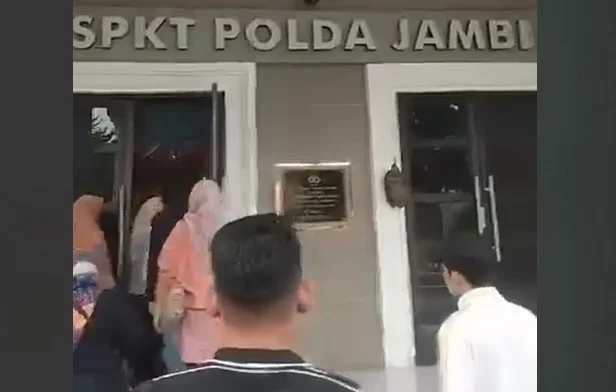 Korban Aplikasi DBC Gruduk Polda Jambi Minta Pelaku Penipuan Ditangkap Salah satu Video unggahan korban Aplikasi DBC saat mendatangi Polda Jambi.