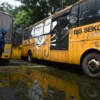 Puluhan bus sekolah dan Trans Metro Bandung yang dikelola oleh Dinas Perhubungan (Dishub) Kota Bandung dalam kondisi rusak dan jadi besi tua.