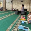 Ratusan warga Kelurahan Cipamokolan, Rancasari, Kota Bandung menolak pembanguan rumah ibadah yang ditunjukan mengelar kegiatan istigosah