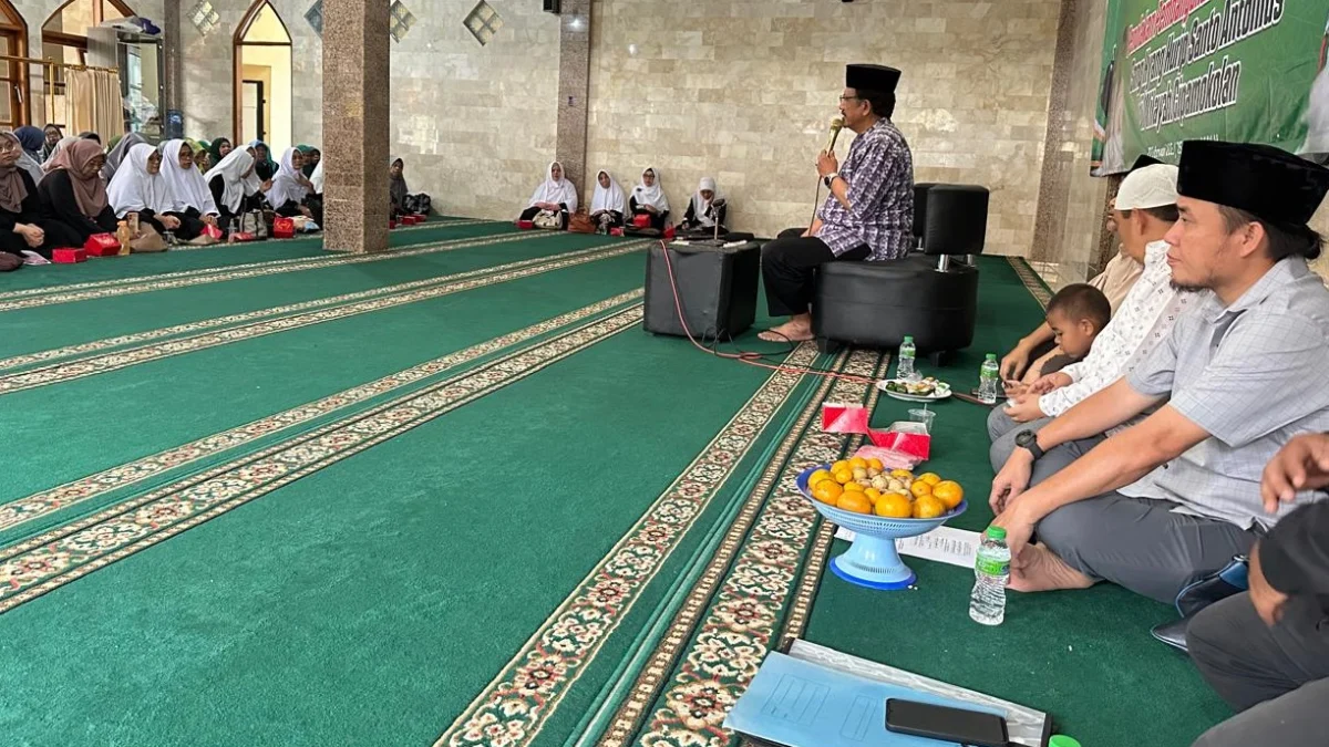 Ratusan warga Kelurahan Cipamokolan, Rancasari, Kota Bandung menolak pembanguan rumah ibadah yang ditunjukan mengelar kegiatan istigosah