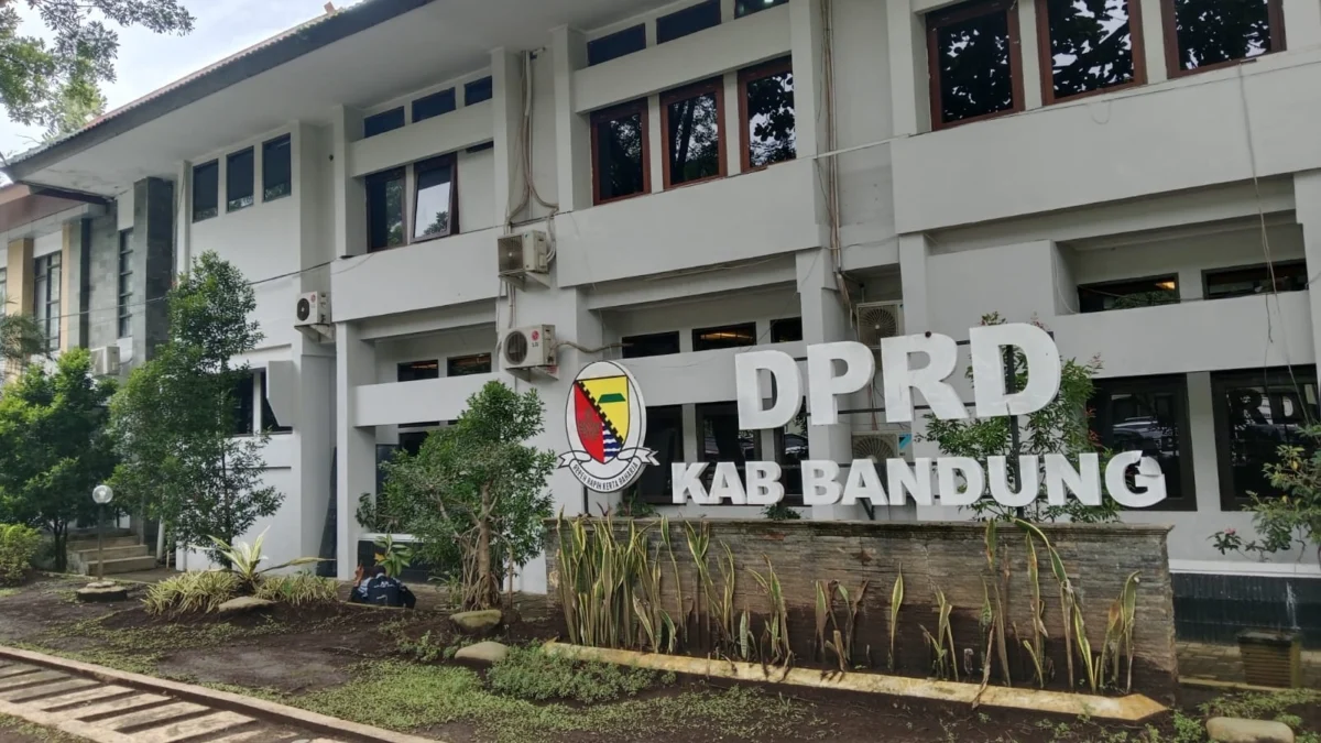 Sejumlah anggota DPRD Kabupaten Bandung melakukan perjalanan dinas dalam rangka kunjungan kerja studi banding ke daerah Labuan Bajo.