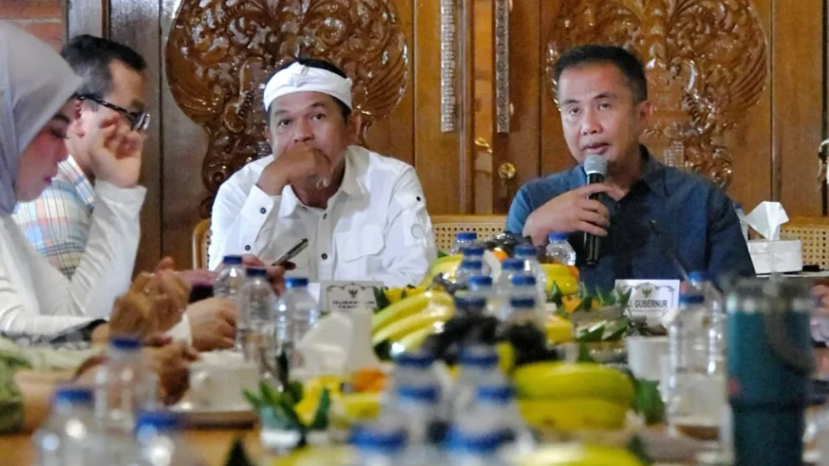 Untuk tuntaskan penahanan izajah di sekolah swasta, Gubernur Jawa Barat terpilih Dedi Mulyadi berikan dua opsi agar permasalahan selesai.