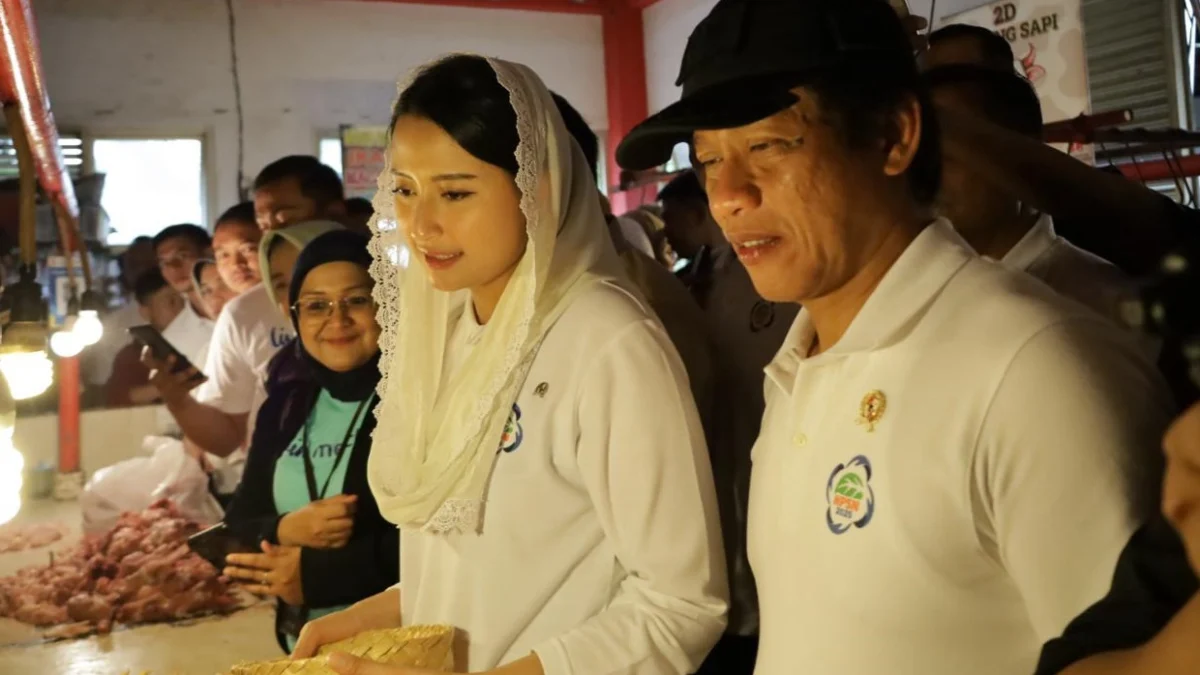 Wakil menteri Perdagangan RI Dyah Roro Esti Widya Putri melakukan  kunjungan ke Pasar Atas Kota Cimahi untuk mengecek ketersediaan bahan pokok