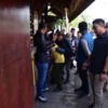 Ist. Proses pembongkaran salah satu kios yang kerap menjual obat keras terbatas di wilayah Bojong Koneng, Kota Bandung. Dok. Humas Polrestabes Bandung.