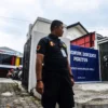 Petugas keamanan berjaga digerbang pintu masuk utama kampus di Stikom Bandung, Sabtu (1/2). Foto: Dimas Rachmatsyah / Jabar Ekspres