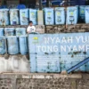 Warga mengolah sampah organik dalam komposter di tempat pengolahan sampah mandiri Tamansari, Kota Bandung, Sabtu (1/2). Foto: Dimas Rachmatsyah / Jabar Ekspres