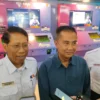Dok. Dirut PT KAI Didiek Hartantyo (kiri) dan Pj Gubernur Jabar Bey Machmudin (tengah) usai meninjau pengoperasian kembali KA Parahyangan di Stasiun Bandung, Kota Bandung, Sabtu (1/2). Foto. Sandi Nugraha.