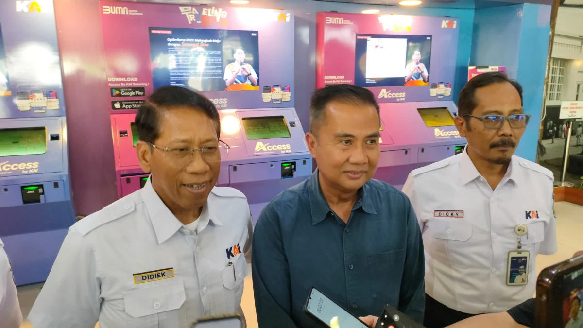 Dok. Dirut PT KAI Didiek Hartantyo (kiri) dan Pj Gubernur Jabar Bey Machmudin (tengah) usai meninjau pengoperasian kembali KA Parahyangan di Stasiun Bandung, Kota Bandung, Sabtu (1/2). Foto. Sandi Nugraha.