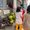Antrian pembelian gas LPG 3 Kg di salah satu agen resmi wilayah Kelurahan Warung Muncang, Kecamatan Bandung Kulon, Kota Bandung, Senin (3/2). (Dok. Jabar Ekspres)