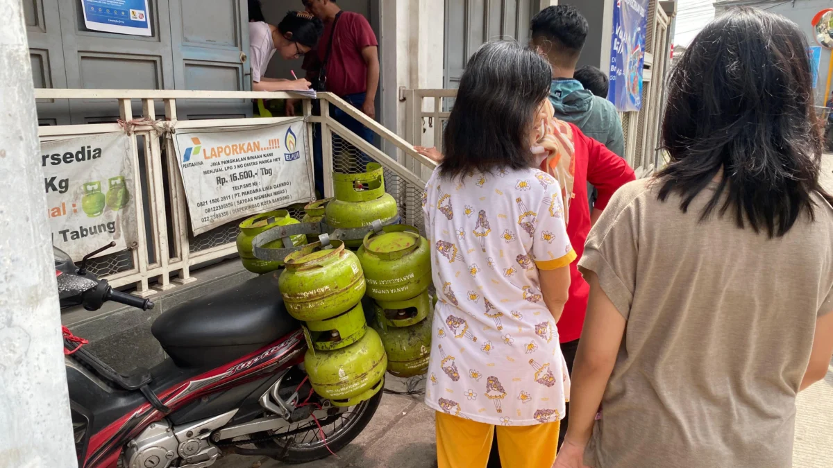 Efek Kebijakan Baru, Antrian Pembelian LPG 3 kg Mengular di Beberapa Agen Resmi Kota Bandung Antrian pembelian gas LPG 3 Kg di salah satu agen resmi wilayah Kelurahan Warung Muncang, Kecamatan Bandung Kulon, Kota Bandung, Senin (3/2). (Dok. Jabar Ekspres)